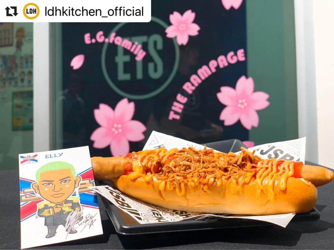 居酒屋えぐざいるPARKさんのインスタグラム写真 - (居酒屋えぐざいるPARKInstagram)「@ldhkitchen_official . 『出張居酒屋えぐざいるin EXILE TRIBE STATION TOKYO』絶賛開催中🎉🎉‼️ . EXILE LIVE TOUR 2018-2019 “STAR OF WISH”、三代目 J SOUL BROTHERS LIVE TOUR 2019 “RAISE THE FLAG” 初回大阪公演で大好評だった出張居酒屋えぐざいる商品が、中目黒のEXILE TRIBE STATION TOKYO内POP UP スペースにてFOODコーナー、OKASHIコーナー、ENNICHIコーナーを期間限定で開催中😆🔥 . 【FOODコーナーからのご紹介💁‍♀️】 ⭐️《ELLY》食べるっしょ！RAISE THE ホットドッグ⭐️ パンからはみ出すソーセージは食べ応え満点。 サルサソースでピリッとスパイシーなホットドッグに、フライドオニオンをふりかけ、相性抜群の一品。 . ぜひ、お召し上がりください🤤 . 出張居酒屋えぐざいるでパワー補給💪をして、 みんなで“RAISE THE FLAG”で盛り上がりましょう💫✨ . 【FOODメニュー】 RAISE THE FLAG KITCHENでの商品一部のみ販売 . 【OKASHIメニュー】 STAR OF WISH KITCHENでの商品一部のみ販売 RAISE THE FLAG KITCHENでの商品一部のみ販売 . 【ENNICHIコーナー】 ★出張居酒屋えぐざいるサークル . 【営業日時】 4月17日(水)～5月6日(月) 12:00～20:00 . 【場所】 EXILE TRIBE STATION TOKYO内 POP UPスペース . 【整理券について】 入店整理券配布に関して 4月17日(水)の営業より、11:00に抽選にて入店整理券を配布させて頂きます。 ■抽選対象時間：午前11時00分～午前11時10分までにお集まりのお客様 ■集合場所：山手通り ※EXILE TRIBE STATIONのグッズ・物販整理券とは別となります。 ※整理券に入店時間の記載はございません。 OPEN前に番号順に並んでお待ち頂きますので予めご了承下さい。 ※午前11時以前はお並びいただけません。 ※午前11時11分～12時にお越しになったお客様へは抽選対象者以降の整理券を来店された方から番号順に通常配布致します。 12時以降にお越し頂いたお客様には列の最後尾にお並び頂きます。 ※抽選時はスタッフの誘導指示に従って下さい。 ※深夜、早朝からの場所取り等の行為は近隣へのご迷惑になりますのでご遠慮下さい。 . 【 注意事項 】 ●景品には数に限りがございますので、無くなる場合がございます。 ●混雑時は、ゲームの回数を制限させていただきます。 ●荒天等の場合、営業を中断、中止する場合がございます。 ●営業時間は、混雑状況や天候等により、予告無く変更する場合がございます。 ●寒暖差がある季節となりますので、防寒対策などを十分に準備し、お越し下さいませ。お待ち頂くことが長くなる場合がございます。 ※上記の注意事項、予めご了承ください。 . #RAISETHEFLAG #RTF #STAROFWISH #SOW #三代目JSOULBROTHERS #EXILE #EXILETRIBE #出張居酒屋えぐざいる #LDHkitchen #わくわくがとまらない #EXILETRIBESTATIONTOKYO #トラステ #食べるっしょRAISETHEホットドッグ」4月20日 12時23分 - izakaya_exile