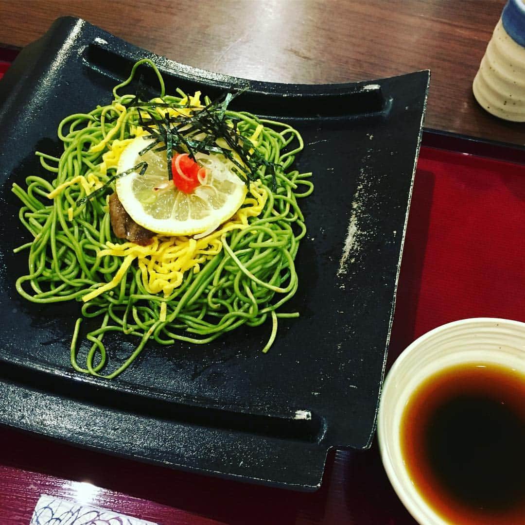 のインスタグラム：「今日は下関日帰り〜  せめて名物を頂こうと瓦そばー  普通の茶そばかと思ったら焼きそばやのねー  美味かった  #落語 #寄席 #お笑い #下関」