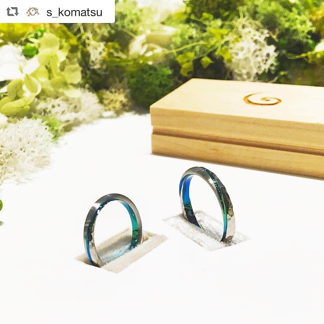 SORA ≪SORA表参道の公式アカウント≫のインスタグラム：「. @sora_omotesando をフォローして、ぜひ『 #結婚指輪sora 』のハッシュタグを入れてお写真を投稿してください＊* . こちらのお写真は @s_komatsu さまからリグラムさせていただきます♪ . ･:*+.･:*+.･:*+.･:*+.･:*+.･:*･: 今日だけは自慢させてくれ！笑 指輪が来たぞ！ ･:*+.･:*+.･:*+.･:*+.･:*+.･:*･: . #結婚指輪 #婚約指輪 #表参道 #金属アレルギー #金属アレルギー対応 #レアメタル #鍛造  #手作り #手作り指輪 #マリッジリング #エンゲージリング #ブライダル #ウェディング #プレ花嫁 #クリエィティブ #デザイン #個性的 #bridal #wedding #jewelry #ring #weddingring #creative #design #japaneseart #madeinjapan  #サムシングブルー」