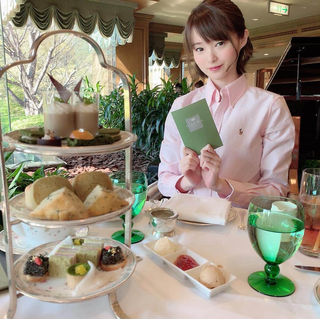 しほの涼のインスタグラム：「#椿山荘 の #アフタヌーンティー に行ってきました🌸 宇治抹茶を使ったスコーンやお菓子などのアフタヌーンティーがいただけます🍵 妊娠中なので甘い物控えてましたが、先生から三食パンケーキ🥞とかじゃなければ食べて大丈夫👨‍⚕️と言われたので、自分へのご褒美に😂😂💕 妊娠してから特に甘い物が食べたくてウズウズしてたから、最高に幸せな時間でした🥰❣️ #ルジャルダン #宇治茶_hct #宇治抹茶 #ママリ #女の子ママ予定 #女の子ママコーデ #poloralphlauren #ストライプシャツ #ピンクシャツ #chinzanso #afternoontea #pregnant #マタニティコーデ #妊娠7カ月 #妊婦 #たまごクラブ #令和ベイビー #令和生まれ #令和元年 #プレママ #プレママライフ #プレママコーデ #mamagirl #mamari #妊娠中の食事 #妊娠中 #椿山荘アフタヌーンティー」