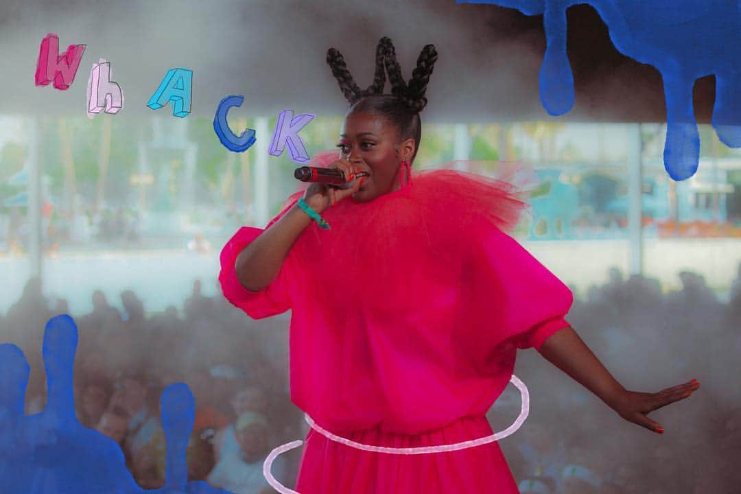 コーチェラのインスタグラム：「It’s a @tierrawhack world 📷: @_timhans 🖌: @allysontmillard」