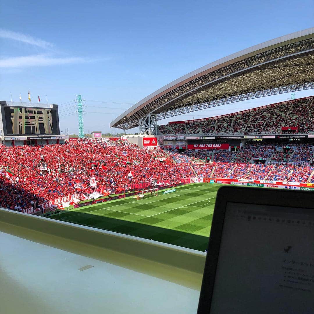 大川佑のインスタグラム：「埼スタは満員御礼！しかし、お家騒動中の神戸には観客お目当てのスターが不在☹️ #Jリーグ #jleague #サッカー #football #soccer #DAZN  #浦和レッズ #urawareds  #ヴィッセル神戸 #vissel #コトシハjガハンパナイ」