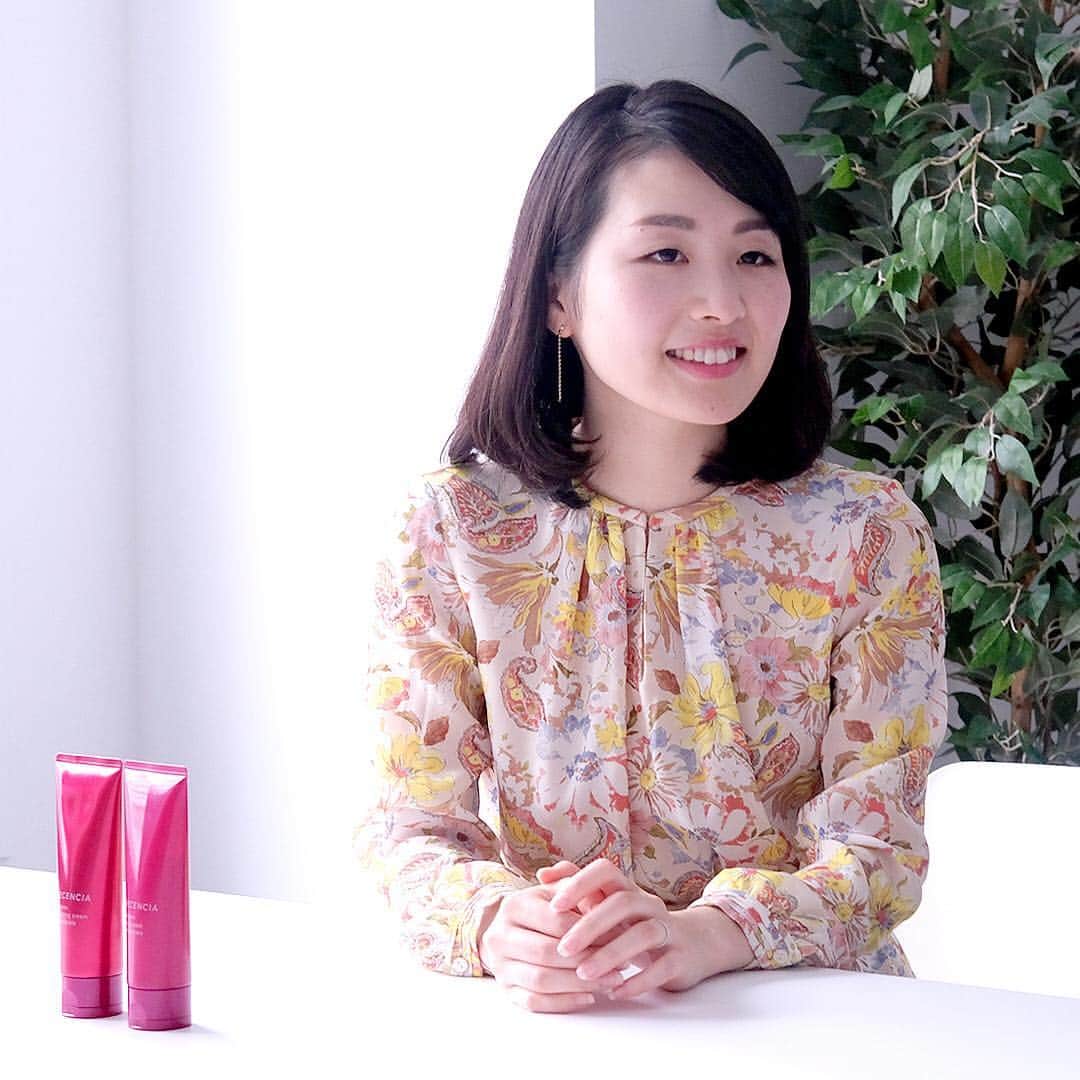 DECENCIA(ディセンシア)のインスタグラム：「発売直前！‪4月22日にデビューするアヤナスの新洗顔シリーズの開発者である‬西川に、開発秘話をインタビューしました。 //////// (Q1) そもそも、どうして「アヤナスシリーズ」として洗顔を開発しようと思ったのでしょうか？ ・ 敏感肌特有のエイジングサインとして、かねてよりお客さまからのお声も多かった「毛穴目立ち」に着目していました。 研究所とそのメカニズムを探索していく中で、たどり着いた「拡大毛穴」という症状と、そのケア方法が「洗顔でこそできる」ものだったということから、アヤナスシリーズの洗顔としての開発するプロジェクトの出発点となりました。 ・ (Q2) 「敏感肌特有の毛穴目立ち」に着目した、最初のきっかけは？ ・ 敏感肌女性のお肌悩みで常に上位に挙がり続けていたのが、「シワやくすみ」次いで「毛穴」でした。 アヤナスが見つめ続けた「敏感肌は老けて見られやすい」という事実、つまりは敏感肌特有のエイジングメカニズムの探索を続ける中で、コラーゲンダメージだけでは説明がつかない「毛穴」の形状があるという事にたどり着き、改めて「敏感肌特有の毛穴目立ち」に向き合おうと考えました。 ・ (Q3) 開発において、「ここだけは譲れない」というこだわりは、どんな事でしたか？ ・ とにかくリッチなテクスチャーと、洗い流した後の肌の、しっとり柔らかな感触です。 クレンジングは、コクのあるクリームからオイルへととろけていく感触を、クリームウォッシュは、マシュマロのような濃密泡が肌を優しく包みこむ感触にこだわりました。 このこだわりの感触は、全て洗い流した後の、しっとり柔らかな後肌につながっています。 洗顔は、つい慌ただしい作業になりがちで、面倒に感じることも多いプロセスですが、その時間を楽しんで、至福の時間にしてほしいと願って感触設計にこだわりました。 ・ (Q4) 開発の中で、最も思い出深いエピソードがあれば教えてください。 ・ 元々敏感肌用洗顔の処方設計には「濃いメークが落としづらい」「濃密な泡が立ちづらい」という前提がありました。 特に泡立ちは、かなりのサンプル数を経てたどり着いた、こだわりの処方となりました。 「敏感肌設計を守りつつ、しっかり落ちるクレンジングを実現したい！」「低刺激を守りながらも濃密な泡が欲しい！」 それらを達成するために、研究員と何度も試作を繰り返し、洗浄剤の組み合わせや処方改良を行い、ギリギリの試行錯誤の連続の日々は本当に困難の連続でしたが、目指すものができた時の肌で感じた感動の瞬間は、今でも鮮明に覚えています。 ・ (Q5) 先日の先行体験イベントでの、お客さまの反応はいかがでしたか？ ・ やはり泡立ちをお見せしたときの感動のお声が印象的でした。実際に触っていただけたことで、ご使用いただく期待感を持っていただけたと思います。また、コクのあるクリームがフット軽くなり、メーク落ちのサインを掴んでいただけたお客様も多くいらっしゃって、クレンジングのポイントをお伝えできたことがとてもよかったと思っています。 //////// 株式会社ディセンシア 商品企画・PRグループ 西川 美紀 (にしかわ みき) ・ 2016年、株式会社ディセンシア入社。 商品企画・開発をはじめ、PRとして、さまざまなイベントにも登壇多数。 美容感度の高さと、親しみやすい人柄、コミュニケーション力の高さには定評があり、 社内外からの信頼も厚い。 //////// #アヤナスクレンジングクリームコンセントレート #クレンジングクリーム #アヤナスクリームウォッシュコンセントレート #クリームウォッシュ #クレンジング #洗顔 #洗顔フォーム #毛穴 #毛穴目立ち #拡大毛穴 #濃密泡 #しっとり #柔らか #テクスチャー #開発者 #ayanasucleansingcreamconcentrate #ayanasucreamwashconcentrate #アヤナス #ayanasu #敏感肌はどこまでも美しくなれる #DECENCIA #ディセンシア #敏感肌 #化粧品 #現代女性 #スキンケア #敏感肌スキンケア #敏感肌化粧品 #敏感肌コスメ #肌ケア」