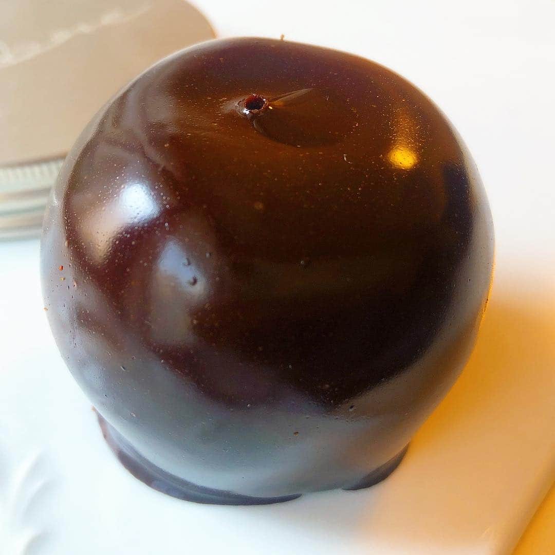 里井真由美さんのインスタグラム写真 - (里井真由美Instagram)「🇫🇷「リーブル libre」の柚子香るショコラ〜  他にはない新感覚デザート「フリュレ」です。 ・ 見た目りんごみたいな球体で、 →2.3枚め)中からバナナ🍌もジュワッと。甘くて香りよくておいしいー♪ ・ ・ 名前と見た目と味が 意外性があって楽しい。結果おいしいからオーライなのねん❤︎❤︎❤︎❤︎⭕️ ・ ・ #チョコレート#ショコラ#チョコレートケーキ#ショコラケーキ#チョコ#チョコレート菓子#チョコケーキ#チョコレート🍫里井真由美#1級フードアナリスト里井真由美#さといいね#栗スイーツ#デパ地下#ホテルスイーツ#デパ地下スイーツ#ホテル#さといいね#ありが糖運動 #ありが糖」4月20日 12時55分 - mayumi.satoi