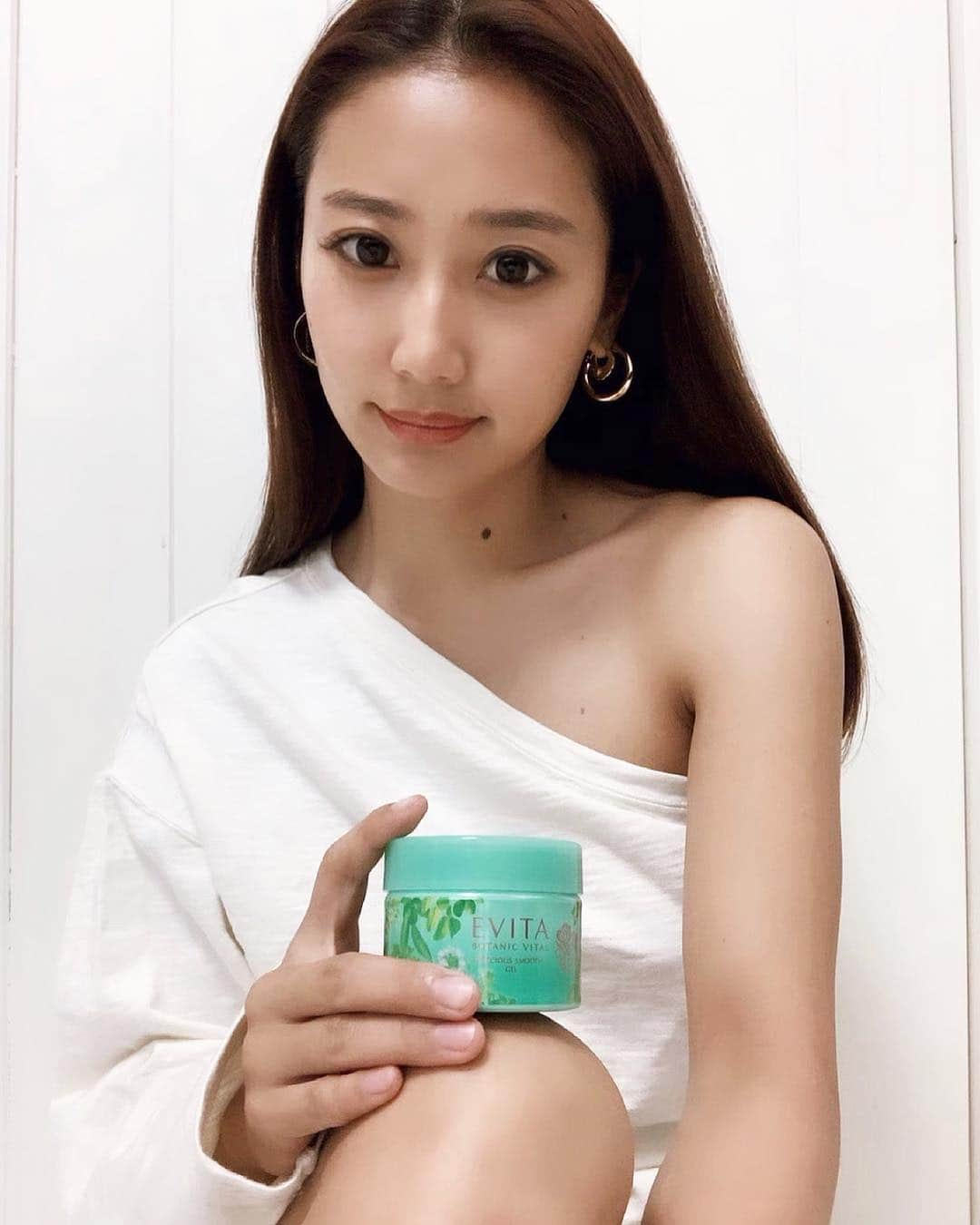 Icumi Oohamaさんのインスタグラム写真 - (Icumi OohamaInstagram)「ALL IN ONE GEL.  子供がいると朝晩自分のケアtimeなんて全くなくて 気がつくとなんにもつけずに寝ることも... そんなときにオールインワンに出会って きちんとケアできるようになりました☺︎ みずみずしくてサラッとしている感触が不思議！ 私にとって本当に救世主♡ 肌も艶っぽくなるのでおすすめです☺︎ . . . https://woman.mynavi.jp/tu/190507_evita/ . #EVITA #つるるんジェル #時短メイク #つけてすぐメイクできちゃう #pr」4月20日 13時00分 - icumi___