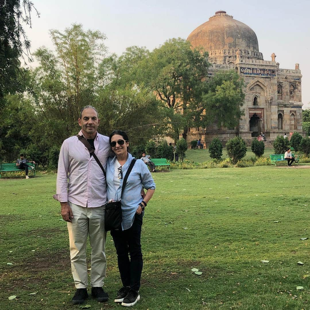 ボビー・ブラウンさんのインスタグラム写真 - (ボビー・ブラウンInstagram)「Incredible enlightened experience in #dehli experiencing the sights and meeting the people and eating the food. And eating the food and eating more food. Love you my travel and life partner @sdplof and greatful for your roomy tops @nililotan」4月20日 13時00分 - justbobbidotcom