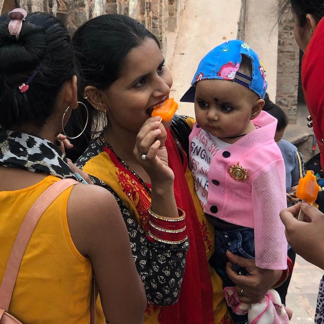 ボビー・ブラウンさんのインスタグラム写真 - (ボビー・ブラウンInstagram)「Incredible enlightened experience in #dehli experiencing the sights and meeting the people and eating the food. And eating the food and eating more food. Love you my travel and life partner @sdplof and greatful for your roomy tops @nililotan」4月20日 13時00分 - justbobbidotcom