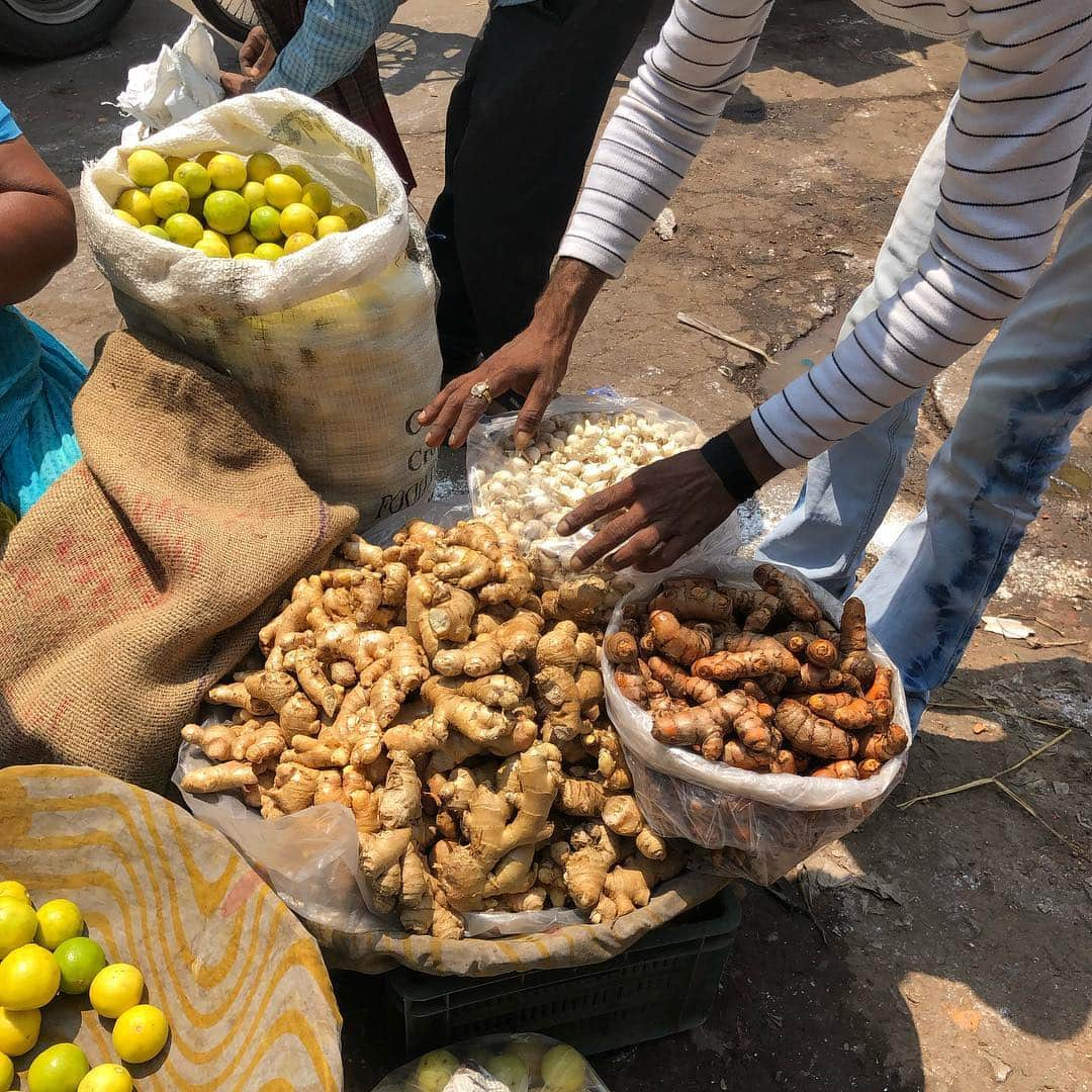 ボビー・ブラウンさんのインスタグラム写真 - (ボビー・ブラウンInstagram)「Incredible enlightened experience in #dehli experiencing the sights and meeting the people and eating the food. And eating the food and eating more food. Love you my travel and life partner @sdplof and greatful for your roomy tops @nililotan」4月20日 13時00分 - justbobbidotcom