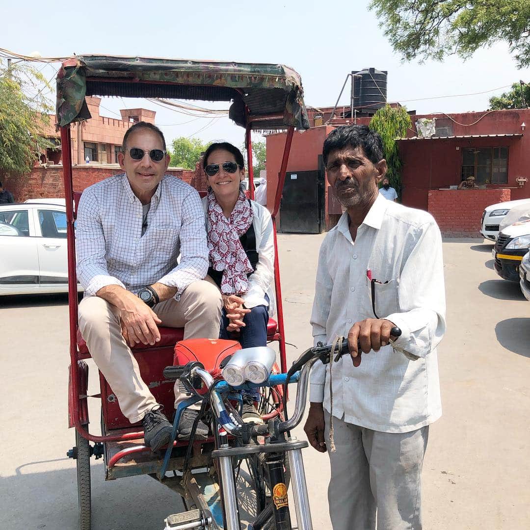 ボビー・ブラウンのインスタグラム：「Incredible enlightened experience in #dehli experiencing the sights and meeting the people and eating the food. And eating the food and eating more food. Love you my travel and life partner @sdplof and greatful for your roomy tops @nililotan」