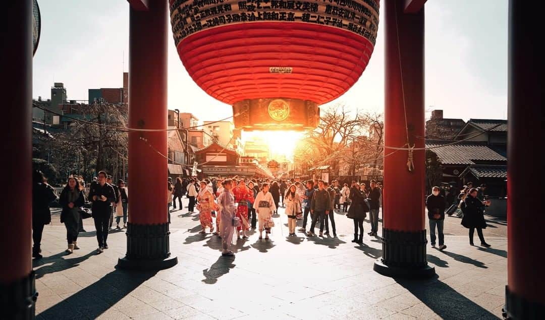 Canon Asiaのインスタグラム：「“It's been a lifelong dream of mine to photograph Tokyo. In fact, the big lantern that can be found in Senso-ji Temple, Asakusa, Tokyo, is one of the many places that I always wantrf to capture.” With the good use of symmetry, framing and shadows, @jkun_8 captured a fantastic shot at the Senso-ji Temple, Tokyo. Using the bottom of the lantern to frame the sunset? 🏮 Now that’s an interesting perspective. • 📷 Image by @jkun_8 shot using the Canon EOS M10 | Canon EF-M 15-45mm f/3.5-6.3 IS STM | f/3.5 | 1/1000s | ISO 100 | 15mm  Want your photos to be featured too? Tag them with #canonasia or submit them on My Canon Story, link in bio!  #canonasia #photography #igjp #Japan #daily_photo_jpn #photo_jpn #japan_of_insta #igersjp #sensojitemple #sensoji #travel #travelphotography」