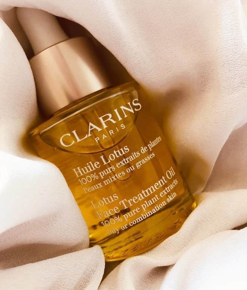 Clarins Australiaさんのインスタグラム写真 - (Clarins AustraliaInstagram)「Skin feeling a little lackluster? Our Lotus Face Treatment Oil protects against dehydration and leaves the skin supple and satiny soft. 📸: @whyhellobeauty #ClarinsAus #ClarinsSkincare」4月20日 13時03分 - clarinsanz
