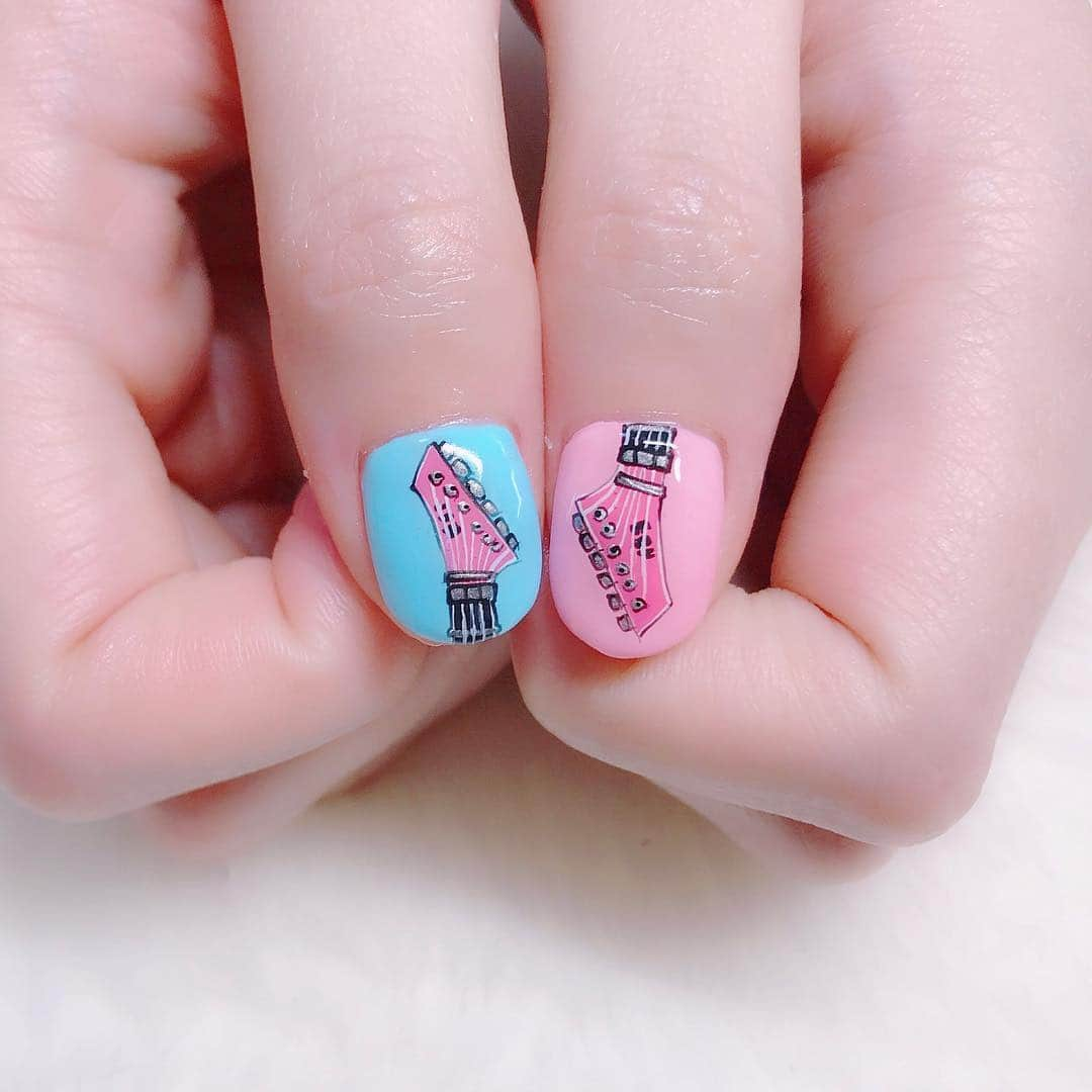 なかやまちえこさんのインスタグラム写真 - (なかやまちえこInstagram)「guitar nails🎸 PREGEL 833.831.834.863.L22.L04 ミューズ M027 きまぐれキャットピグメント7601.7602.7604.7605.7626.7667 #nail #nails #nailart #ネイル #美甲 #ネイルアート  #clou #nagel #ongle #ongles #unghia #japanesenailart #manucure #네일 #젤네일 #네일아트 #네일리스트 #japanesenails #manicurist #gelnails #ギターネイル #popnails #colorfulnails #guitarnails #Aldious #トキ」4月20日 13時04分 - chiekonakayama