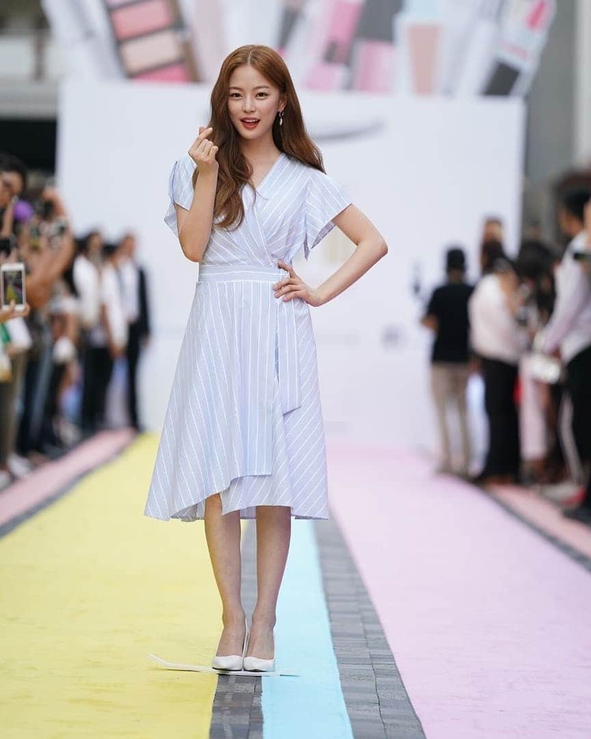 CeCi Thailandさんのインスタグラム写真 - (CeCi ThailandInstagram)「เมื่อวานได้เจอตัวจริงของไอดอลชื่อดังจากเกาหลี Bora Lim มาร่วมงานเปิดร้าน Multy Beauty ที่สยามสแควร์ ซอย 5 จะบอกว่านางน่ารักมากกกกก ผิวดี ตัวเล็ก และยิ้มเก่ง Love เลยอ่ะ @3.48kg #boralim #idol #multybeauty #siamsquare #koreaidol」4月20日 13時15分 - girldailydotcom
