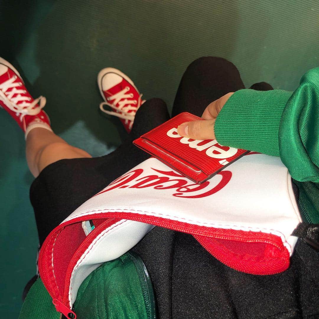 内田珠鈴さんのインスタグラム写真 - (内田珠鈴Instagram)「赤緑白黒 和尚さんからいただいたポーチ #こーでさん🐥」4月20日 13時15分 - shuri_426