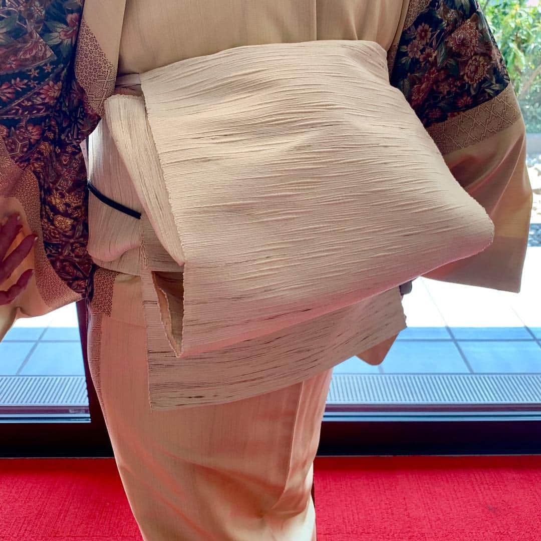 夏木マリさんのインスタグラム写真 - (夏木マリInstagram)「昨日は、大島の訪問着で、、、 #江戸更紗小紋の大島紬訪問着 #くりまゆの帯 #山珊瑚の帯留め #秋月洋子 #OneofloveプロジェクトGIG #6.18 #natsukirock  #marinatsuki #Corona #私を生きて #夏木マリ」4月20日 13時11分 - mari_natsuki