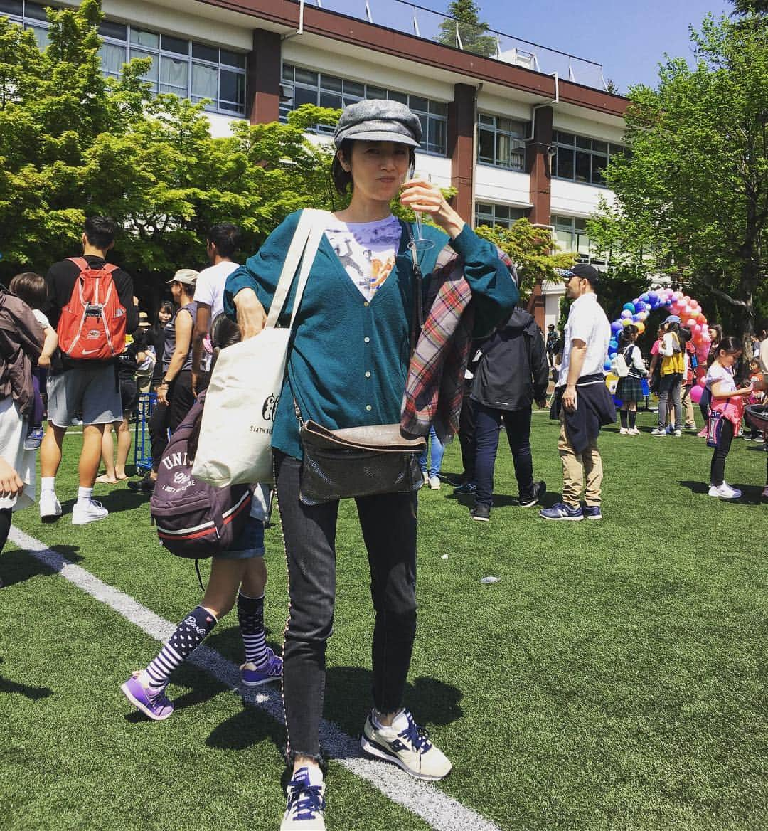 高岡早紀 さんのインスタグラム写真 - (高岡早紀 Instagram)「娘の学校のspring carnival 。 母と一緒に参加〜 最高のお天気に恵まれて、みんな楽しそう〜  #母 #mother #daughter #似てる？」4月20日 13時11分 - saki_takaoka