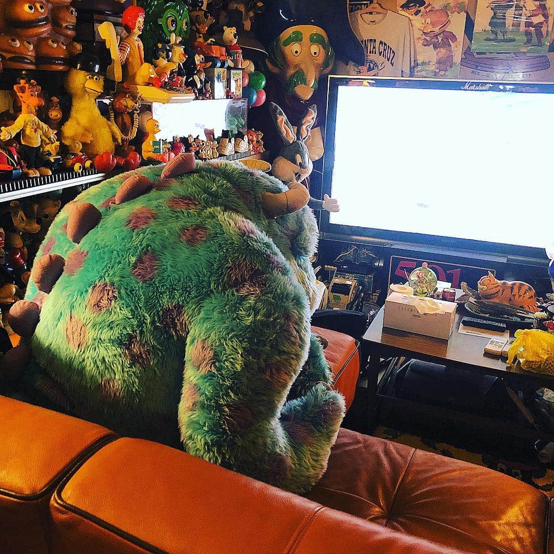 大川知英のインスタグラム：「Monsters inc, Sulley” Sullivan  in Takatsu Base 🇺🇸super cute👨🏽‍✈️ アベンジャーズ見てる🚬 #monstersinc #sulley #amecajiboys  #takatsubase #アベンジャーズ鑑賞 #デカイ物好き」