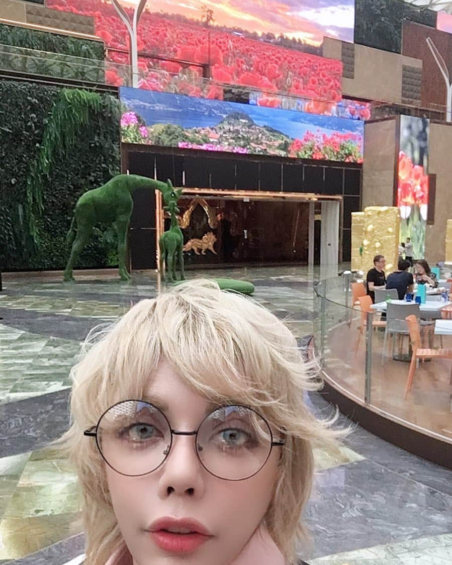 Max Estradaさんのインスタグラム写真 - (Max EstradaInstagram)「Walking around mgm cotai in Macau China !」4月20日 13時20分 - kingofnail