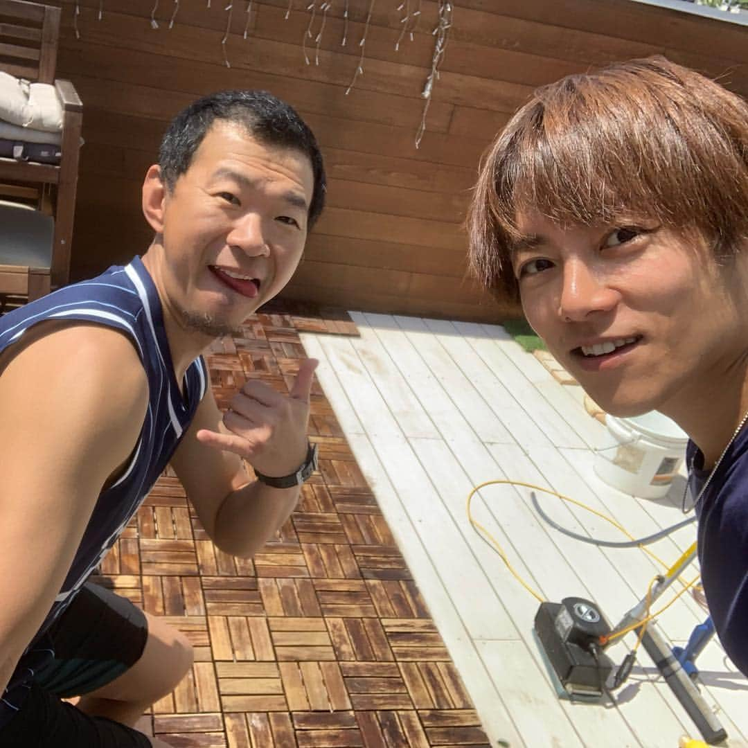 杉浦太陽さんのインスタグラム写真 - (杉浦太陽Instagram)「友だちが来てバルコニーと玄関の大掃除！ 掃除のプロなので業務用の機材使用w 助かるわ〜〜^_^汗だくっ💦  その傍で日向ぼっこの子どもたちw  #夏前の大掃除 #友だちが掃除のプロ #助かりすぎる」4月20日 13時33分 - sugiurataiyou_official