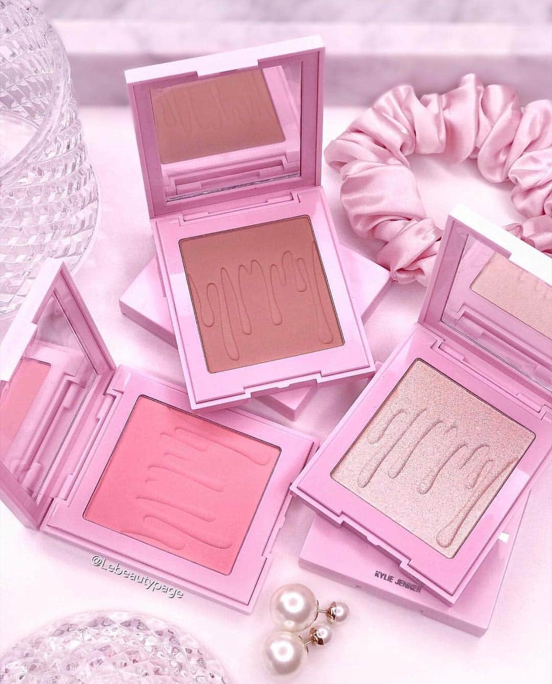 Kylie Cosmeticsさんのインスタグラム写真 - (Kylie CosmeticsInstagram)「The perfect trio! Khaki bronzer, Pink Power blush, and Ice Me Out kylighter 😍 tap to shop ✨ free shipping now until Sunday 11:59pm pst on all domestic orders and international orders $40+ 💕 pic by ⁣@lebeautypage」4月20日 13時25分 - kyliecosmetics