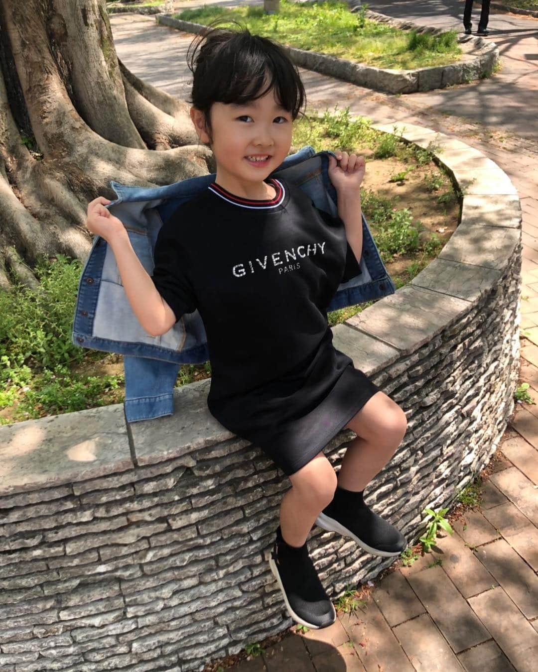 坂本竜介のインスタグラム：「もう年長さんかー。 時が経つのは早いねー。 #愛娘#5歳#5yearsold#givenchy #ジバンシー #daughter」