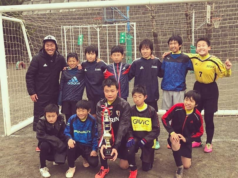 石川直宏さんのインスタグラム写真 - (石川直宏Instagram)「ライオンのグータッチ👊🦁👊 目標にしていた最後の大会での優勝🏆ひとりひとりが力を出し切り、サポートし合う中で一体感を持って戦ってくれました🙌 練習や試合をする度に成長を見せてくれた選手たち。特に決勝戦での残り10分で示してくれた姿は、まさに2ヶ月前にコーチになった時に想い描いていた姿でした。そんな姿を観て興奮と感動✨ 自分と向き合って出し切ること、そしてひとりではなく仲間やサポートしてくれるコーチや家族に感謝出来る姿でサッカーに取り組むこと。 全てが力になりピッチでプレーや結果に表れる事を選手たちは感じてくれたと思います。 素晴らしい出会いや経験をさせていただいた番組スタッフの皆さん、大会関係者の皆さん、そして相東サッカー少年団の皆さん、本当にありがとうございました🤝 . #ライオンのグータッチ #相東サッカー少年団 #oneforallallforone  #優勝  #目標達成 #感動 #成長 #感謝」4月20日 13時34分 - sgss.18