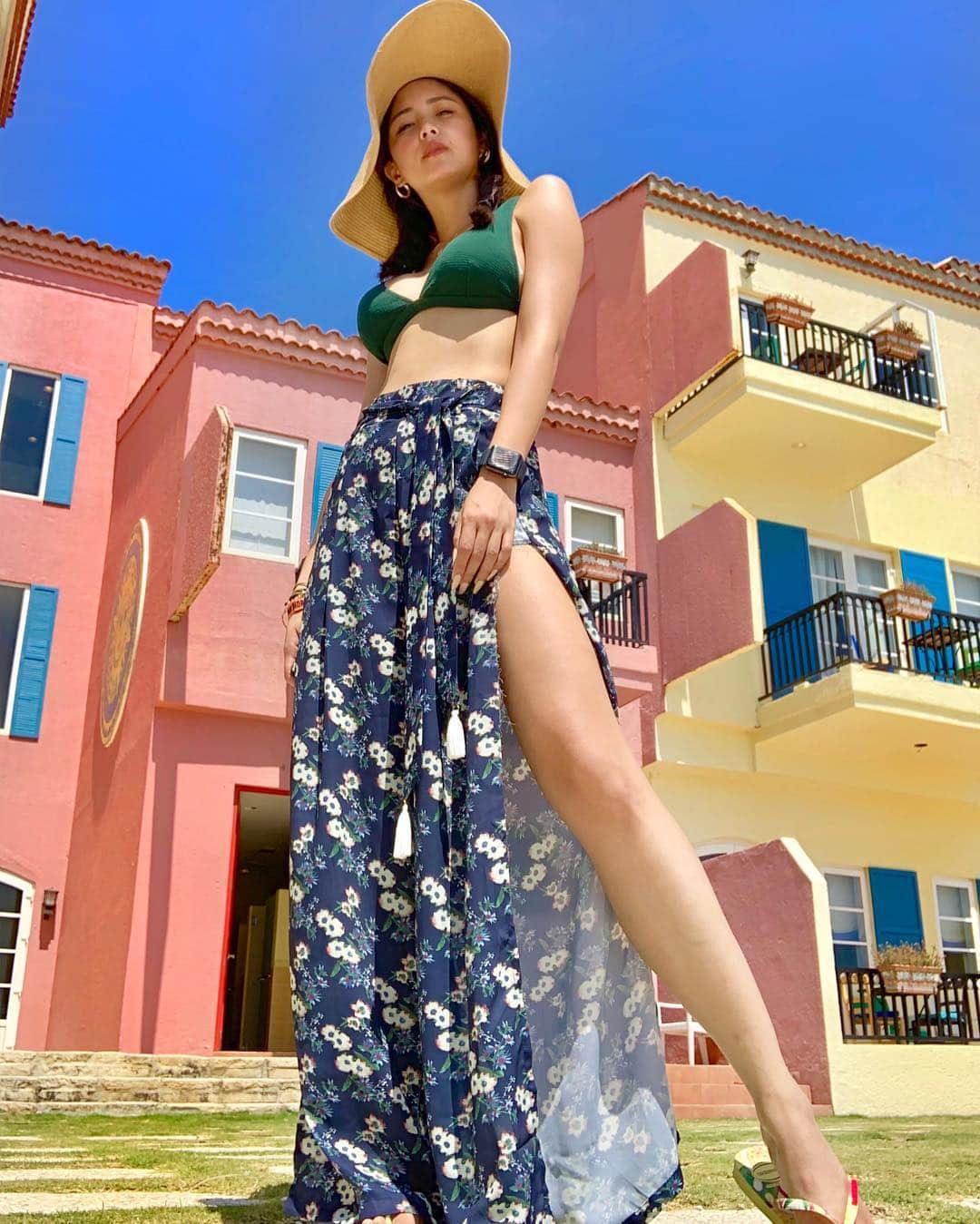 Kim Chiuさんのインスタグラム写真 - (Kim ChiuInstagram)「summer is here!!!🌴🌊☀️.. . .  wearing comfy palazzo pants from @benchtm !!!😘 #ootdksyc」4月20日 13時51分 - chinitaprincess