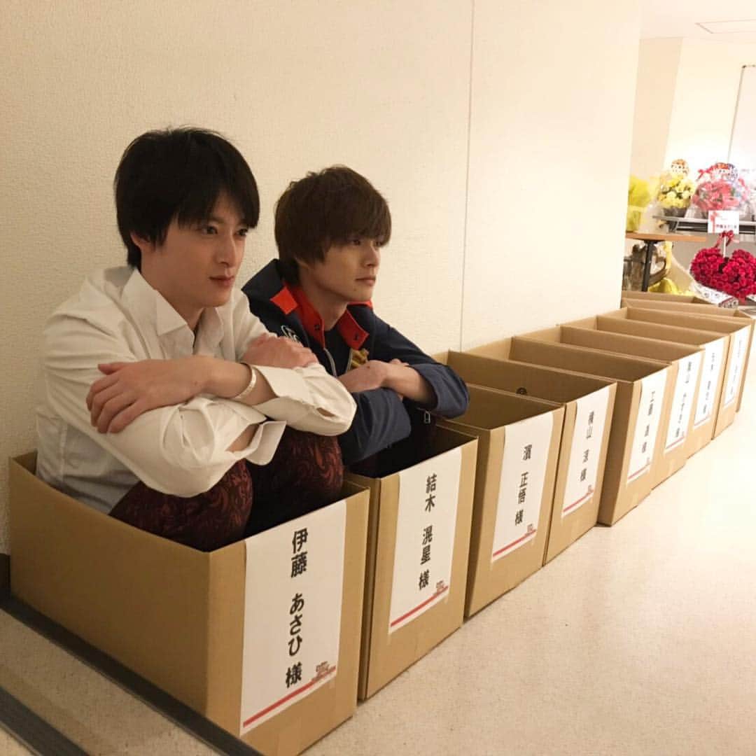 結木滉星さんのインスタグラム写真 - (結木滉星Instagram)「プレゼントボックスに入る人達。 結木滉星のプレゼントはいかが〜？ #FLT #大阪 #ラスト楽しむぞ #会場で待ってます」4月20日 13時45分 - kouseiyuki_official