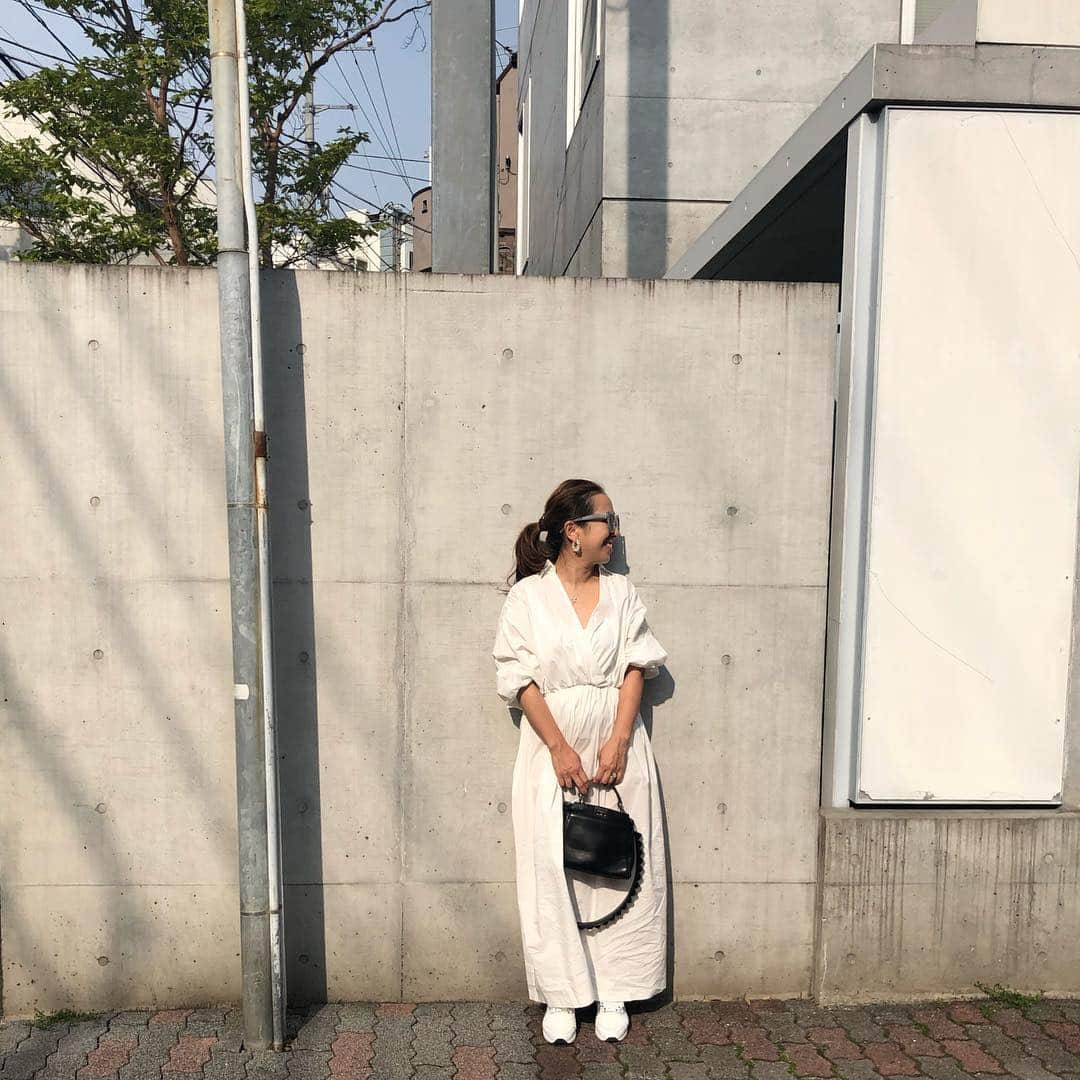 伊藤羽仁衣さんのインスタグラム写真 - (伊藤羽仁衣Instagram)「全身White day🕊 →このパールピアスお気に入りです🕊 4/20.21と5/2.3は @thehany_official でアクセサリー販売会です✨是非お立ち寄りくださいね . .  #thehanybijoux  #hanyito #white」4月20日 13時45分 - hanyito