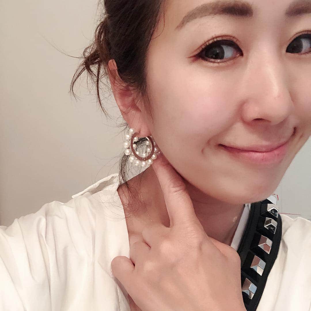 伊藤羽仁衣さんのインスタグラム写真 - (伊藤羽仁衣Instagram)「全身White day🕊 →このパールピアスお気に入りです🕊 4/20.21と5/2.3は @thehany_official でアクセサリー販売会です✨是非お立ち寄りくださいね . .  #thehanybijoux  #hanyito #white」4月20日 13時45分 - hanyito