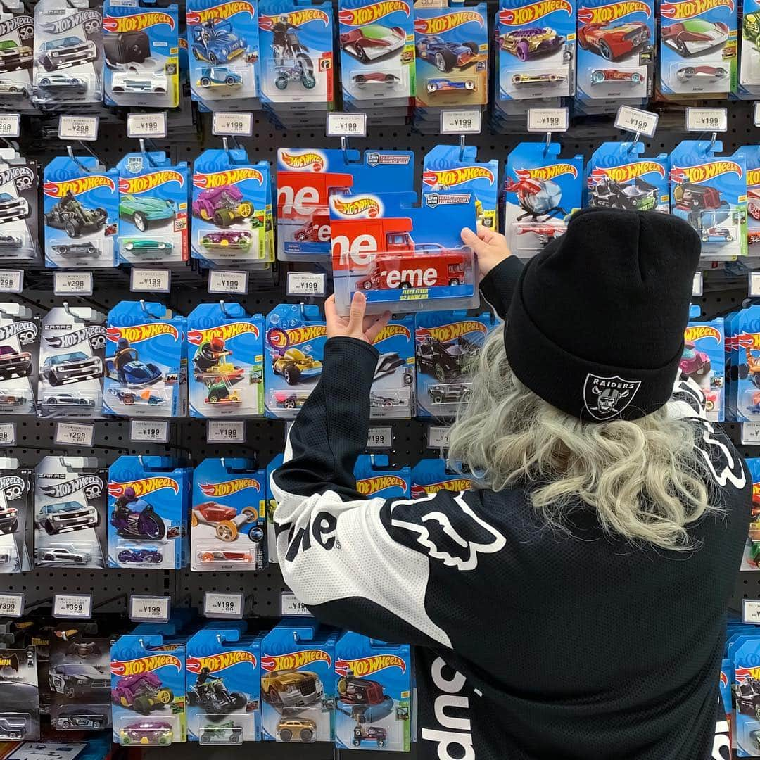 Supreme Mihoさんのインスタグラム写真 - (Supreme MihoInstagram)「🚗💨💨 ✩ GET🥴❤️ 最高すぎ🎶 ✩ 🔥Supreme x Hot Wheels🔥 ・Fleet Flyer + 1992 BMW M3 Supreme x NFL ・Raiders Beanie ✩ @hypebae @hypebeast @supreme_leaks_news @supreme__hustle @hypedstreets @supcommunity @dropsbyjay @suptalk @bestofstreetwear  #supreme #シュプリーム #supremegirl #supremenyc #supremenewyork #supremejapan #supremelondon #supremeteam #supremeheat #supremehotwheels #hotwheels #wdywt #hypeaf #hypebeast #hypebae #hsstyle #streetfashion #streetwear #streetstyle #streetgirl #foxracing #nfl #ストリートファッション #ストリート #ホットウィール #bmw #可愛すぎ」4月20日 13時49分 - miho_umeboshi