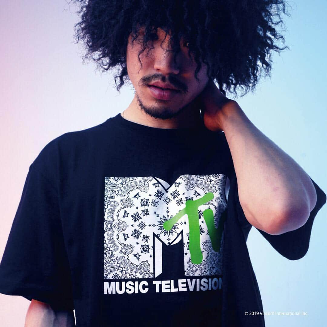 tk.TAKEO KIKUCHIさんのインスタグラム写真 - (tk.TAKEO KIKUCHIInstagram)「＜RECOMMEND＞ MTV×tk.TAKEO KIKUCHI . 180カ国以上で4.5億世帯を超える視聴者に愛されている「MTV」とtk.TAKEO KIKUCHI の別注T シャツが発売。 1981 年にアメリカで 「MUSIC TELEVISON」＝「MTV」としてスタートし、ミュージックビデオを単なる宣伝ツールから革新的な映像作品へと押し上げ、数々の才能豊かなアーティストやクリエイターと共に新たな音楽シーンを 創り上げてきた世界最大級の音楽& エンターテインメント・ブランド「MTV」。 . 日本最大級のホリデーシーズン目前！ゴキゲンなT シャツを着て街へ出かけよう！ . photo by @shuhei.da  styling by @yujililynakata  model by @soraiku384 . -----------------------. T-shirt ￥4,500+TAX . .  #tkTAKEOKIKUCHI #tk #takeokikuchi #WORLD  #tshirt #summerfashion #ootd  #japan #tokyo #fashion #style #2019  #newarrival #exclusive #夏 #ティーケータケオキクチ #ティーケー #タケオキクチ #ワールド #夏の新作 #新作  #パンツ  #メンズファッション #メンズコーデ #mtv #プリントtシャツ #別注」4月20日 14時02分 - tk.takeokikuchi_official