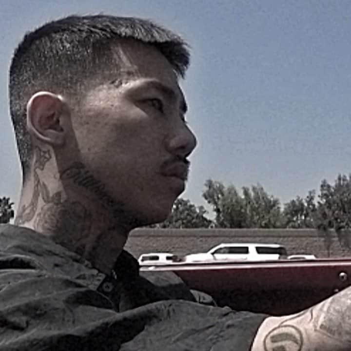 のインスタグラム：「【KOHH「まーしょうがない」MV公開📺】 2019年2月9日（土）に一般発売された、KOHH(@kohh_t20)の約2年半振りとなる最新アルバム『Untitled』より、「まーしょうがない」のミュージックビデオを公開中📺 本作は、2018年7月にLAに滞在していた期間に撮影された。 KOHHが現地の友人達と卓球をする姿やドライブを楽しむ様子など、彼の日常が切りとられ、普段観る事が出来ない”彼の素顔”が垣間見える作品となっている。 . . Full verの視聴はプロフィールのURLをチェック☝︎ @lutemedia . #KOHH #まーしょうがない #Untitled」