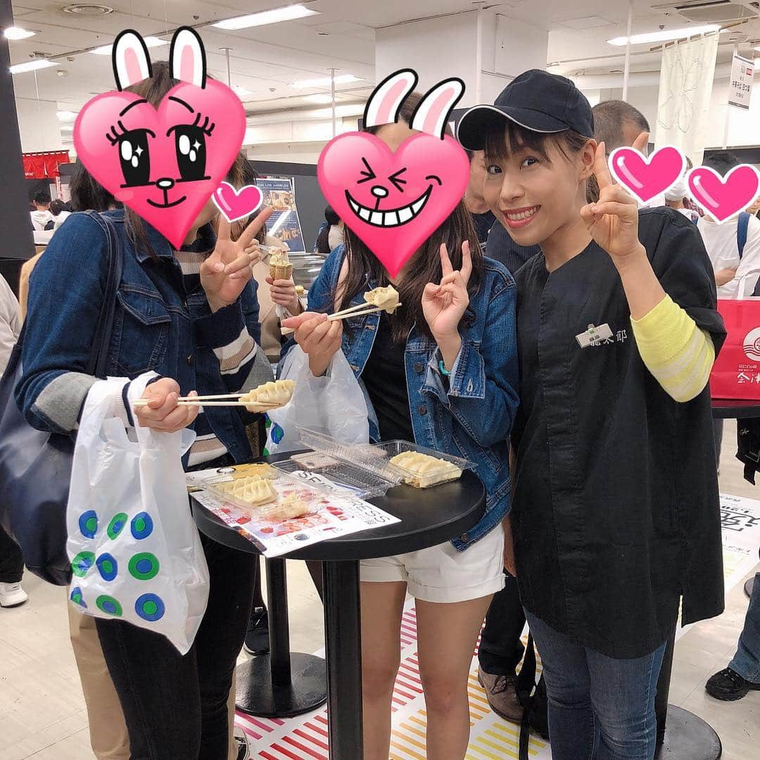 みきママさんのインスタグラム写真 - (みきママInstagram)「【餃子のイベントをやっています〜！！】. . 池袋西武百貨店で餃子を売ってます〜🤗🤗🤗. . 大学生が食べにきてくれました〜🤩🤩🤩. . 暑かったからショートパンツで来たんだって😍😍😍若い〜‼️ . 土日は20時までいるので、餃子と焼売、食べに来てください〜❤️❤️❤️. . #池袋西武百貨店 . #全国味の逸品会 . #爆汁肉餃子」4月20日 14時03分 - mikimama_official