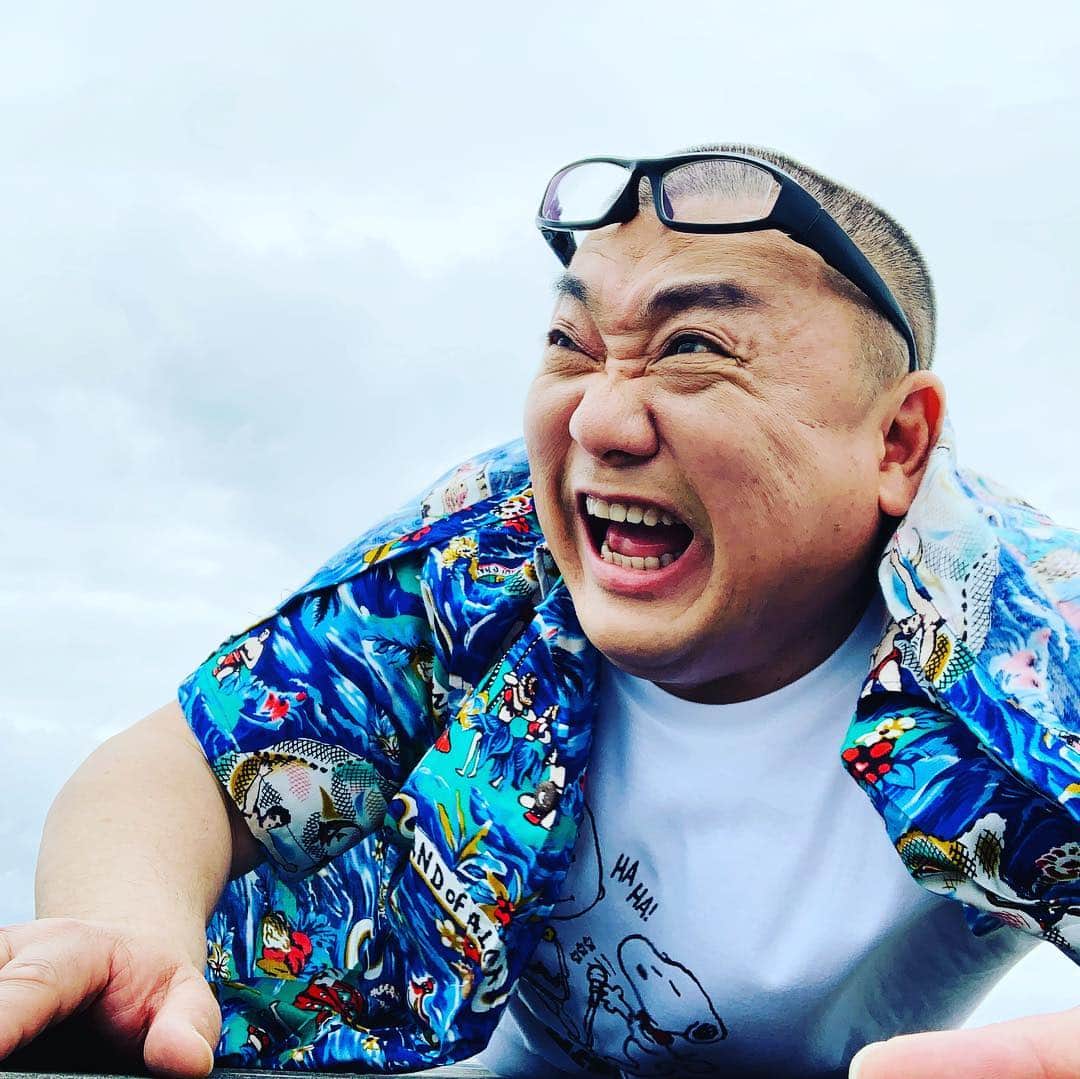 山本圭壱さんのインスタグラム写真 - (山本圭壱Instagram)「沖縄に来ました。 沖縄っぽくしたかったのですがなかなか難しいのでとりあえずこれにしました。 #沖縄国際映画祭 #島ぜんぶでおーきな祭 #吉本坂46できました #山本圭壱」4月20日 14時13分 - yamamogt