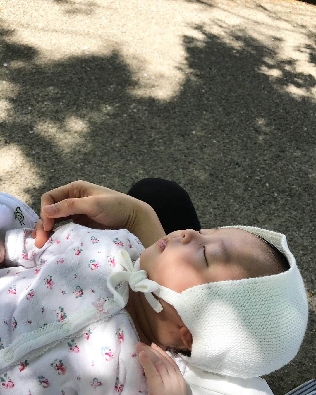 ayu kagawaさんのインスタグラム写真 - (ayu kagawaInstagram)「最高のお天気☀️ 少しだけ近くの公園へ👨‍👩‍👧‍👦♡ 緑が綺麗で気持ち良いー🥰🌿 ・ いつも大騒ぎの息子の横で爆睡してる娘👦🏻👶🏻 静かな時よりうるさい時の方がよく寝る気がする😳 #family#familyday #saturday」4月20日 14時19分 - ayuyunyun