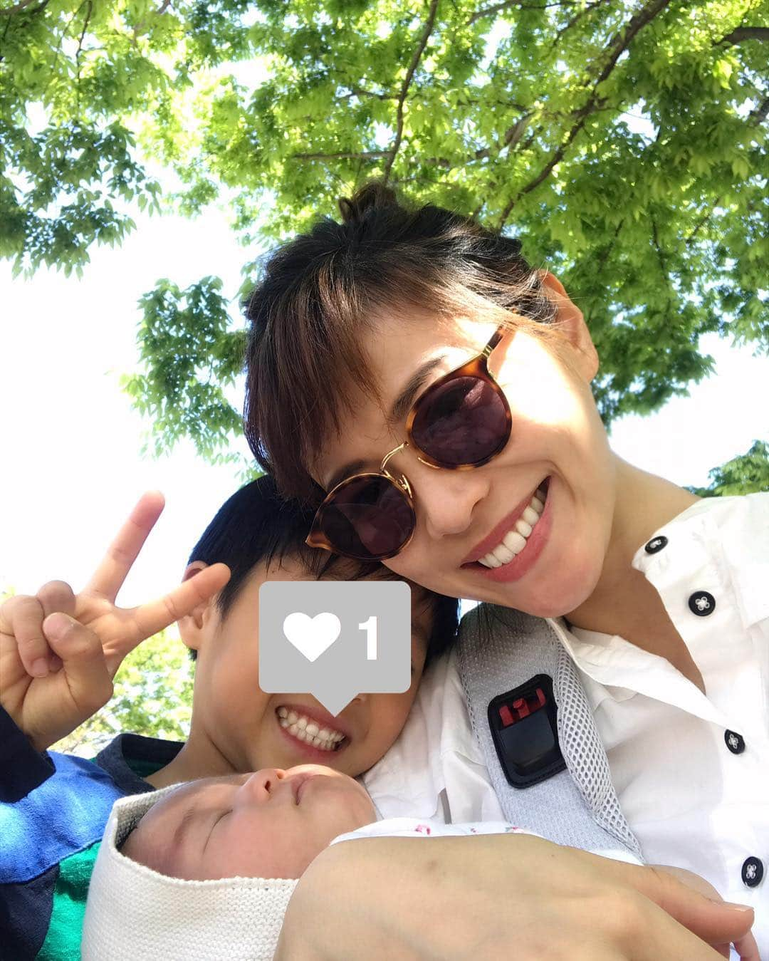 ayu kagawaさんのインスタグラム写真 - (ayu kagawaInstagram)「最高のお天気☀️ 少しだけ近くの公園へ👨‍👩‍👧‍👦♡ 緑が綺麗で気持ち良いー🥰🌿 ・ いつも大騒ぎの息子の横で爆睡してる娘👦🏻👶🏻 静かな時よりうるさい時の方がよく寝る気がする😳 #family#familyday #saturday」4月20日 14時19分 - ayuyunyun