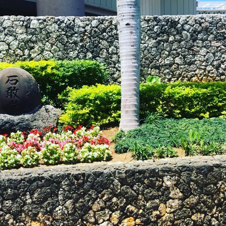 長田庄平のインスタグラム：「TT兄弟が行く #沖縄バージョン #TT兄弟 #はいさよいさ #石敢當 #いしがんとう #チョコレートプラネット」