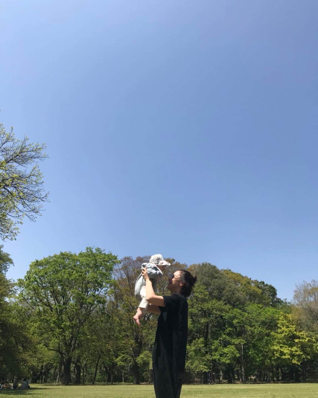 浅見れいなさんのインスタグラム写真 - (浅見れいなInstagram)「よいお天気☀️ 🍙持って公園で食べる。 最高。」4月20日 14時21分 - reina_asami