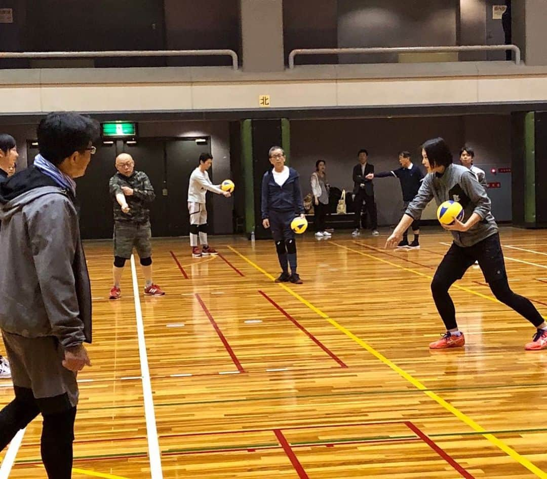 大山加奈さんのインスタグラム写真 - (大山加奈Instagram)「. . 昨年末より動き出した 太陽工業さんとのプロジェクト。 . .  本日の役員のみなさんとの 練習会を皮切りに いよいよ全社員のみなさまへの バレーボール指導がスタート‼︎ . . どのくらい動けるのか 怪我をしないレベルはどの程度なのか 体力的な部分を慮りながらの指導ですし どこまで踏み込んで良いのか 探りながらの指導になりました。 . . こちらとしてはもう少し 踏み込んでもよかったのかなという すこし消化不良な部分がありましたが 荒木社長をはじめ、役員のみなさんから ビジネスに繋がるもの、 繋げられそうなものが 散りばめられていたという ありがたいお言葉をいただく ことができました‼︎ . . 役員のみなさまが 一生懸命ボールを追いかける姿や 心からバレーボールを 楽しんでくださっている姿が 本当に素晴らしくて… . 太陽工業のみなさまにお会いするたびに 太陽工業という会社の素晴らしさに触れ 太陽工業のファンになってしまいます‼︎ . .  本日の指導をベースに 改善しながら 社員のみなさまには より良いものを 提供していきたいと思います‼︎ . . そして、スポーツはバレーボールは ビジネスの場面においても その価値を活かすことができる！ というのを示せるような 素晴らしいプロジェクトに 創りあげていきたいと思います‼︎ . . 太陽工業さんのお役に立てるよう、 また社員のみなさまの ブラッシュアップのお力になれるよう 頑張りたいと思います‼︎ . . 全国各地の社員のみなさまに 会いに行くのが楽しみです😊 . . #太陽工業 #スポーツの価値  #繋ぐ #社員を繋ぐ #会社を繋ぐ」4月20日 14時34分 - kanaoyama0619