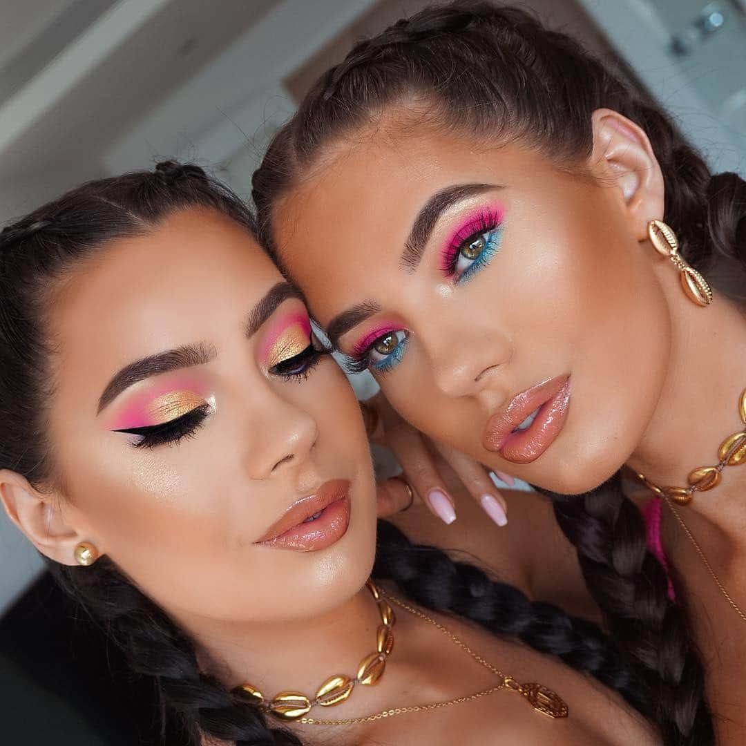 Anastasia Beverly Hillsさんのインスタグラム写真 - (Anastasia Beverly HillsInstagram)「👯‍♀️ @thebaduratwins 😍beautiful  EYES • Riviera 🛳 Palette  BROWS •  brow powder duo in dark  brown + clear brow gel  GLOW • So Hollywood loose highlighter」4月20日 14時27分 - anastasiabeverlyhills