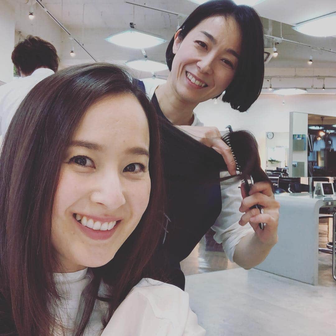 中原歩のインスタグラム：「* 約半年ぶりの？！の美容室へ💇‍♀️ しっかりまとめやすいように長さや重さは残しつつ動きが出るように少しレイヤーを入れてくれました😊 担当はもう長年のお付き合い  銀座 @fix_upbeauty の横谷さん❤️ 写真はないけどヘッドスパは安定の気持ち良さ😍 いつも始まってすぐ失神したかのように寝てしまい一瞬で終わっちゃうw #産後の抜け毛 も始まったのでしっかりケアしなきゃな〜😭 * * * #銀座 #美容室 #fixup #横ちゃん #産後ママ」