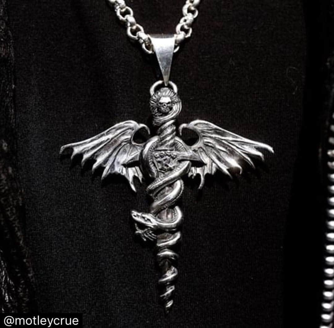 ニッキー・シックスさんのインスタグラム写真 - (ニッキー・シックスInstagram)「Got mine 🤘🏽 Repost By @thegreatfrogla:  NEW! Mötley Crüe pendant coinciding with the new film ‘The Dirt’, out now on @netflix. Inspired by Dr. Feelgood, the solid sterling silver pendant is limited to 100, all pendants are numbered and come with a certificate of authenticity.  Available online and in our stores now. Thegreatfroglondon.com #tgfxmötleycrüe  #mötleycrüe  #thedirt #thegreatfrog  #thegreatfrogla」4月20日 14時33分 - nikkisixxpixx