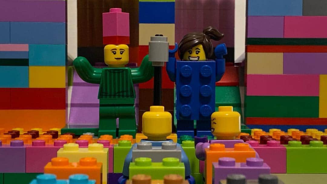 黒沼誠さんのインスタグラム写真 - (黒沼誠Instagram)「『登場の仕方おかしくない？』 レゴ沼の自由に作っちゃっていいからね〜！ LEGOでオリジナル作品を作ってアップしてますぅ♪  今回は予告動画も作ってみました。詳しく作り方を知りたいみんなは是非YouTubeチャンネルの『レゴ沼チャンネル』で作り方をチェックしてみてね♪  この作品は漫才の劇場だね。 見たことない登場だね。 斬新だね。 自分で言っちゃったね笑  マネてね♪♪♪ レゴ沼より♪♪♪ #登場の仕方おかしくない？ #漫才 #劇場 #お笑いライブ #レゴ #レゴクラシック #レゴランド #レゴブロック #レゴスクール #レゴ大好き #レゴオリジナル #レゴ沼 #レゴ沼の自由に作っちゃっていいからね〜！ #ブロック遊び #お笑い #よしもと #ボーイフレンド黒沼 #こどものおもちゃ #こどものいる暮らし #パパ#ママ#レゴスタグラム #lego#legoclassic#legos#thankyou#happy#legostagram#Instagram」4月21日 1時23分 - bfkuronuma