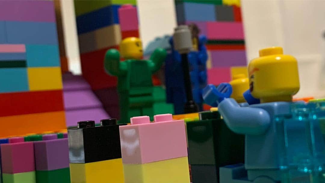 黒沼誠さんのインスタグラム写真 - (黒沼誠Instagram)「『登場の仕方おかしくない？』 レゴ沼の自由に作っちゃっていいからね〜！ LEGOでオリジナル作品を作ってアップしてますぅ♪  今回は予告動画も作ってみました。詳しく作り方を知りたいみんなは是非YouTubeチャンネルの『レゴ沼チャンネル』で作り方をチェックしてみてね♪  この作品は漫才の劇場だね。 見たことない登場だね。 斬新だね。 自分で言っちゃったね笑  マネてね♪♪♪ レゴ沼より♪♪♪ #登場の仕方おかしくない？ #漫才 #劇場 #お笑いライブ #レゴ #レゴクラシック #レゴランド #レゴブロック #レゴスクール #レゴ大好き #レゴオリジナル #レゴ沼 #レゴ沼の自由に作っちゃっていいからね〜！ #ブロック遊び #お笑い #よしもと #ボーイフレンド黒沼 #こどものおもちゃ #こどものいる暮らし #パパ#ママ#レゴスタグラム #lego#legoclassic#legos#thankyou#happy#legostagram#Instagram」4月21日 1時23分 - bfkuronuma