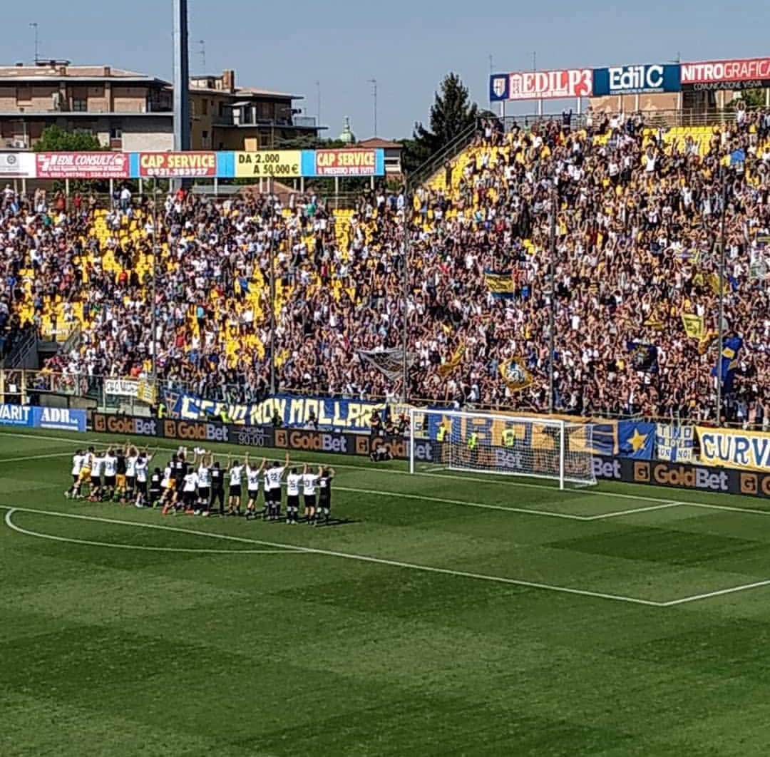 ユライ・クツカさんのインスタグラム写真 - (ユライ・クツカInstagram)「Insieme siamo più forti 👊👊👊 @parmacalcio1913 #parmacalcio #parmacalcio1913💛💙 @acmilan @curva_sud_milano1899 sempre forza Milan ❤️🖤」4月21日 1時24分 - kuco33