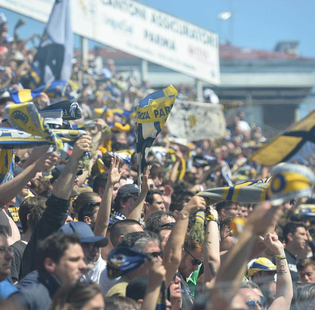 ユライ・クツカさんのインスタグラム写真 - (ユライ・クツカInstagram)「Insieme siamo più forti 👊👊👊 @parmacalcio1913 #parmacalcio #parmacalcio1913💛💙 @acmilan @curva_sud_milano1899 sempre forza Milan ❤️🖤」4月21日 1時24分 - kuco33