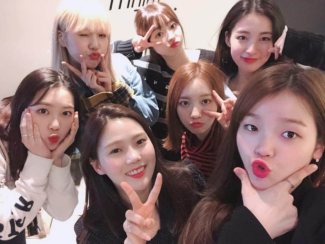 OH MY GIRLさんのインスタグラム写真 - (OH MY GIRLInstagram)「🥰 오늘은 오마이걸 데뷔4주년💕 V LIVE 종료 후 📸 ⠀⠀⠀ #소중한_순간들이_모여_기적으로_가득한_오늘 ⠀⠀⠀ 그리고 앞으로도 오마이걸과 미라클 함께해요! #오마이걸 ❤️ #미라클 ⠀⠀⠀ #OHMYGIRL #OMG #효정 #미미 #유아 #승희 #지호 #비니 #아린」4月21日 1時27分 - wm_ohmygirl