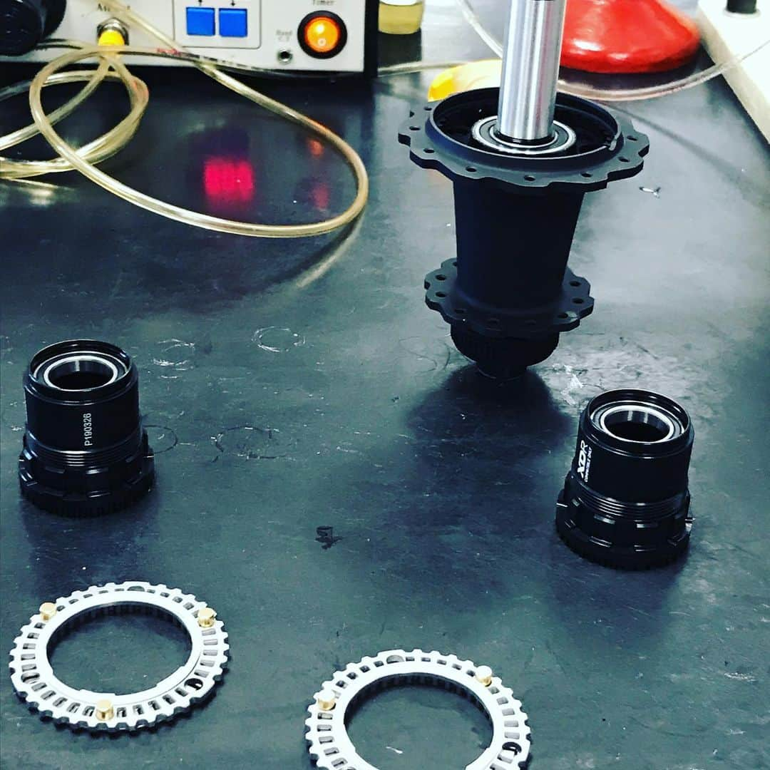 Zipp Speed Weaponryさんのインスタグラム写真 - (Zipp Speed WeaponryInstagram)「Cognition hub assembly in our Portugal factory. Now available with XDR : : #zippspeed  #zippnsw  #makingyoufaster  #axialclutch  #madeinportugal🇵🇹 #designedingermany🇩🇪」4月20日 23時56分 - zippspeed