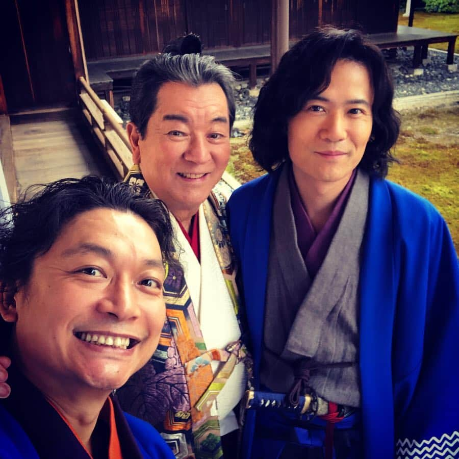 香取慎吾さんのインスタグラム写真 - (香取慎吾Instagram)「#香取慎吾 来週27日(土)TBS #人生最高レストラン ！！ゲスト出演！！ #オールフリー #香取慎吾デザイングラス プレゼント！応募締切2019年4月22日(月)＊当日消印有効 いっぱい買った！ハガキダウンロードした！剥がした！貼った！送った！432点！ #香取慎吾夢のデザイングラス 18個分！！自分の絵がデザイングラスプレゼントになるのが夢だったんです！！ #サントリーさんありがとう まだ間に合いますよっ！ #稲垣吾郎 #加山雄三 香取慎吾日本初個展 #boum3 #ブンブンブン」4月20日 23時58分 - katorishingo_official